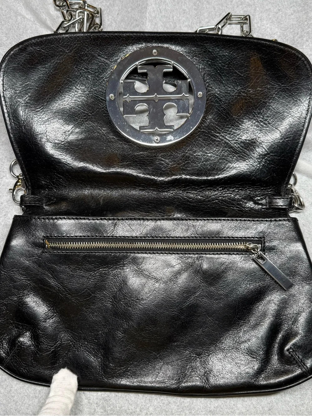 Tory Burch Black Leather Shoulder Bag with Silver Logo and Chain - Picture 3 of 7